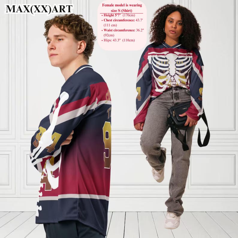 K&ouml;nnte beinhalten: Zwei lang&auml;rmelige Hemden mit einem Skelett-Grafikdruck. Die Hemden sind rot, wei&szlig; und blau mit goldenen Akzenten. Der Text "MAX(XX)ART" ist in der oberen linken Ecke des Bildes sichtbar.