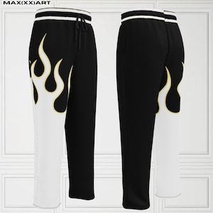Puede incluir: Pantalones deportivos negros y blancos con un diseño de llamas. Los pantalones tienen una cintura con cordón y una raya blanca en la parte superior. El diseño de llamas está en el lateral y tiene un contorno amarillo. El texto "MAX(XX)ART" está en la parte superior.