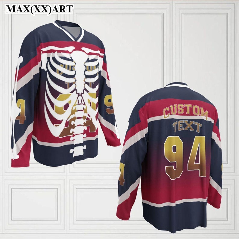 K&ouml;nnte beinhalten: Ein Hockeytrikot mit einem Skelett-Design auf der Vorderseite und dem Text "CUSTOM TEXT 94" auf der R&uuml;ckseite. Das Trikot ist marineblau mit roten, wei&szlig;en und goldenen Akzenten.