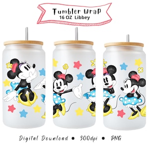 Pu&ograve; includere: Tre bicchieri di vetro con coperchi in bamb&ugrave; e cannucce, ognuno con un design di Minnie Mouse. Il design include Minnie con un vestito a pois blu, circondata da stelle e fiori colorati. Il testo sull'immagine recita "Tumbler Wrap 16 OZ Libbey".