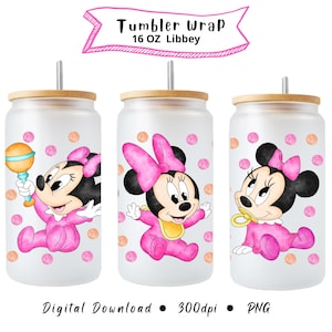 Puede incluir: Tres vasos de vidrio con tapas de bamb&uacute; y pajitas, cada uno con un dise&ntilde;o de Minnie Mouse beb&eacute; en rosa. Los vasos est&aacute;n decorados con lunares rosas y naranjas. El texto en la imagen dice "Tumbler Wrap 16 OZ Libbey".