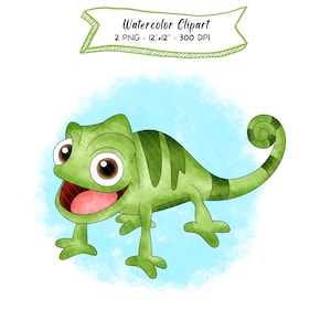 Puede incluir: Ilustración de un camaleón verde sonriente con ojos marrones y boca rosa. El camaleón tiene un patrón de rayas en la espalda y una cola enroscada. Fondo azul claro acuarela. Texto "Watercolor Clipart" en la parte superior.