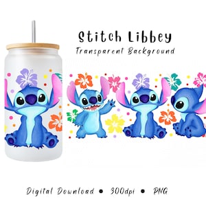 Puede incluir: Un vaso de vidrio transparente con tapa y pajita de bamb&uacute;, con un dise&ntilde;o de personaje de dibujos animados azul con orejas rosas y acentos florales coloridos. La imagen tambi&eacute;n incluye ilustraciones digitales del mismo personaje.