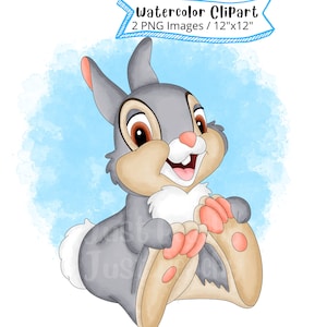 Puede incluir: Una ilustración de acuarela de un conejo gris y marrón con vientre blanco, sentado con las patas cruzadas. El conejo tiene una nariz rosa y grandes ojos marrones. El fondo es una acuarela azul claro.