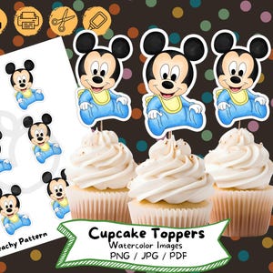 Peut inclure: Des décorations de cupcakes imprimables représentant un dessin animé de bébé Mickey Mouse dans une combinaison bleue. L'image montre une feuille de décorations imprimables et des cupcakes avec les décorations sur le dessus. Le texte "Cupcake Toppers Watercolor Images PNG / JPG / PDF" est en bas de l'image.