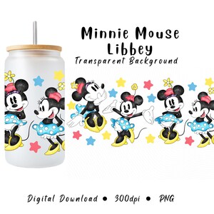 Pu&ograve; includere: Un bicchiere in vetro smerigliato in stile Libbey con coperchio e cannuccia in bamb&ugrave;, con un design di Minnie Mouse. Il design include pi&ugrave; illustrazioni di Minnie Mouse in un vestito a pois blu, circondate da stelle e fiori colorati. Il testo recita "Minnie Mouse Libbey Transparent Background".