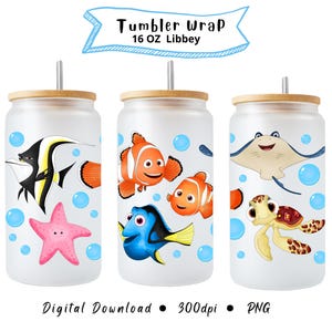 Puede incluir: Tres vasos de vidrio Libbey de 16 oz con tapas y pajitas de bambú. Cada vaso presenta un diseño diferente de criatura marina de dibujos animados: un pez negro y amarillo, peces payaso, un pez cirujano azul, una raya y una tortuga marina. El texto "Tumbler Wrap" está en la parte superior.