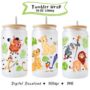 Könnte beinhalten: Drei mattierte Glastrinkbecher mit Bambusdeckeln und Metallstrohhalmen im 16 oz Libbey-Design. Die Becher zeigen bunte Zeichentrickfiguren aus Der König der Löwen, darunter Pumbaa, Timon, Simba, Nala, Zazu, Rafiki und Mufasa, umgeben von grünen Palmblättern.