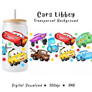 Op de afbeelding: Een glazen beker met een bamboe deksel en rietje, versierd met kleurrijke cartoon auto-ontwerpen. Het ontwerp omvat auto's in rood, geel, blauw en groen, met de tekst "Cars Libbey Transparent Background".