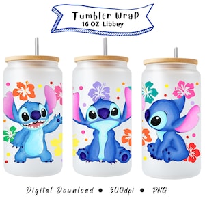 Puede incluir: Tres vasos de vidrio Libbey de 16 oz con tapas de bamb&uacute; y pajitas. Cada vaso presenta un personaje de dibujos animados azul con orejas grandes y detalles florales coloridos. El texto "Tumbler Wrap" est&aacute; en la parte superior.
