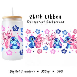 K&ouml;nnte beinhalten: Ein Glasbecher in Dosenform mit Bambusdeckel und Strohhalm, mit einem Aquarelldesign der Charaktere Stitch und Angel, umgeben von rosa und blauen Blumen. Die Worte "Stich Libbey" und "Transparent Background" sind auf dem Bild aufgedruckt.