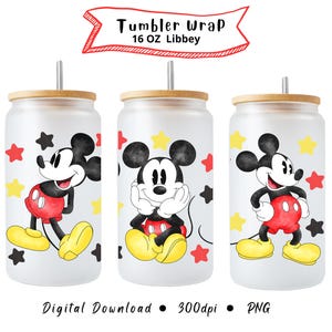 Pode incluir: Tr&ecirc;s copos de vidro com tampas e palhinhas de bambu, cada um com um design do Mickey Mouse e estrelas. O texto "Tumbler Wrap 16 OZ Libbey" est&aacute; no topo. Os copos t&ecirc;m uma apar&ecirc;ncia fosca.