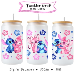 K&ouml;nnte beinhalten: Drei transparente Glasbecher mit Bambusdeckeln und silbernen Strohhalmen. Jeder Becher zeigt ein Design eines blauen und rosa Cartoon-Charakterpaares, umgeben von rosa und blauen floralen Akzenten. Der Text auf dem Bild lautet "Tumbler Wrap 16 OZ Libbey".