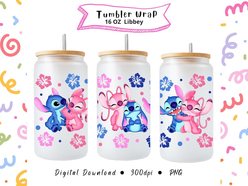 K&ouml;nnte beinhalten: Drei transparente Glasbecher mit Bambusdeckeln und silbernen Strohhalmen. Jeder Becher zeigt ein Design eines blauen und rosa Cartoon-Charakterpaares, umgeben von rosa und blauen floralen Akzenten. Der Text auf dem Bild lautet "Tumbler Wrap 16 OZ Libbey".