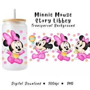 Puede incluir: Un vaso de vidrio con tapa y pajita de bamb&uacute;, con un dise&ntilde;o de Minnie Mouse. El dise&ntilde;o incluye a Minnie con un atuendo rosa con un lazo, y el texto "Minnie Mouse Story Libbey Transparent Background". La imagen tambi&eacute;n muestra tres ilustraciones adicionales de Minnie Mouse.