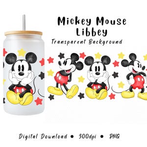Pode incluir: Um copo Libbey de vidro fosco em forma de lata com tampa e canudo de bambu, com um design do Mickey Mouse. O design inclui Mickey em seus shorts vermelhos cl&aacute;ssicos, sapatos amarelos e luvas pretas, cercado por estrelas. O texto diz "Mickey Mouse Libbey Transparent Background".