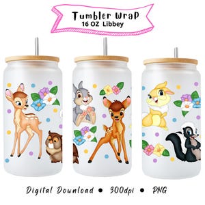 Può includere: Tre bicchieri in vetro satinato con coperchi in bambù e cannucce in metallo, con un design Libbey da 16 oz. I bicchieri sono decorati con illustrazioni colorate di un cerbiatto, coniglio, puzzola, gufo e fiori, con il testo Tumbler Wrap 16 OZ Libbey, Digital Download, 300dpi, PNG.