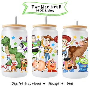 Puede incluir: Tres vasos de vidrio Libbey de 16 oz con tapas y pajitas de bambú. Cada vaso presenta un diseño diferente de personajes de Toy Story. También se ve el texto "Tumbler Wrap" y "Digital Download".