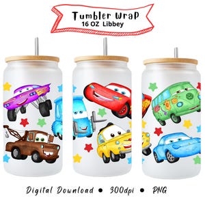 Op de afbeelding: Drie glazen bekers met bamboe deksels en rietjes, elk met een ander cartoon autodesign. De auto's zijn in verschillende kleuren, waaronder rood, paars en groen, met steraccenten. De tekst "Tumbler Wrap 16 OZ Libbey" staat bovenaan.