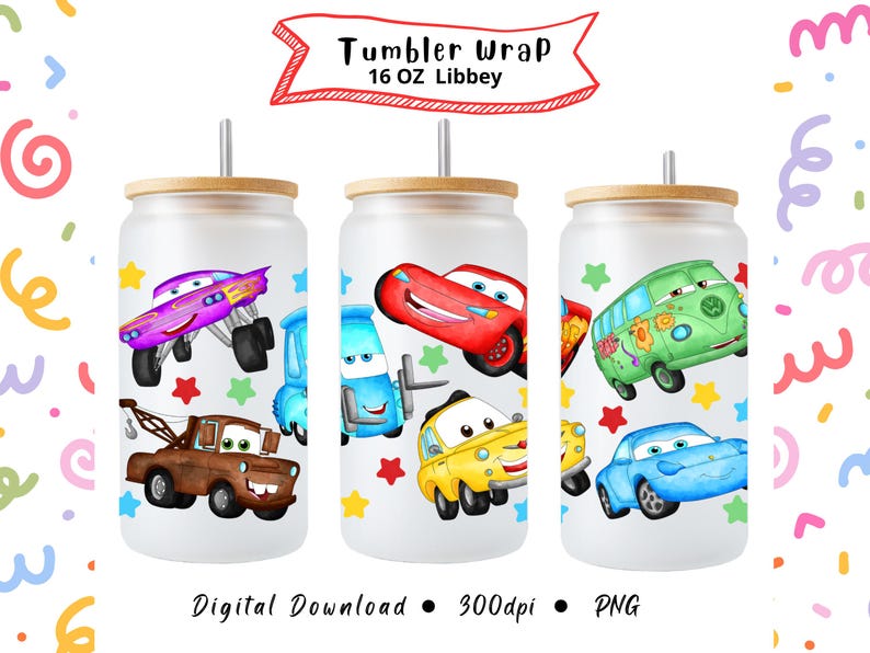 Op de afbeelding: Drie glazen bekers met bamboe deksels en rietjes, elk met een ander cartoon autodesign. De auto's zijn in verschillende kleuren, waaronder rood, paars en groen, met steraccenten. De tekst "Tumbler Wrap 16 OZ Libbey" staat bovenaan.