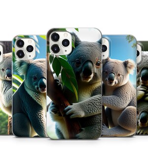Puede incluir: Cuatro fundas transparentes para teléfono con imágenes de koalas sobre un fondo verde de hojas. Los koalas son grises con narices y ojos negros. Las fundas para teléfono están diseñadas para un iPhone.