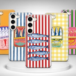 Op de afbeelding: Een verzameling telefoonhoesjes met sardine-thema's. De hoesjes hebben verschillende patronen, waaronder strepen, ruitjes en illustraties van sardineblikjes. Het kleurenpalet omvat geel, rood, blauw en groen. De hoesjes worden gepresenteerd op een wit, rond platform.