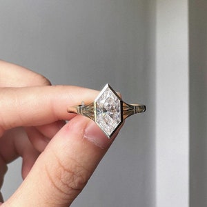 Bezel Set Moissanite Solitaire Ring Nederlandse Marquise Verlovingsring 2 Ct Nederlandse Marquise Cut Moissanite Ring Geel Gouden Bruiloft Diamanten Ring afbeelding 2