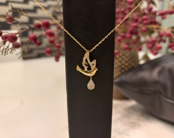 Collier en or 8 carats, charme à plumes de gouttelettes, pendentif d’eau inspiré de la nature, oiseau d’or, collier d’oiseau goutte d’eau, oiseau avec pendentif en forme de larme