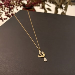 Collana in oro 8K, fascino piumato di goccioline, ciondolo d'acqua ispirato alla natura, uccello d'oro, collana di uccelli con gocce d'acqua, uccello con pendente a goccia immagine 10