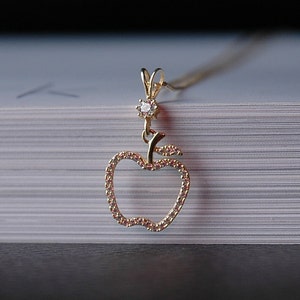 Colgante de oro de 14K, colgante de manzana, collar de manzana, colgante de manzana de oro, colgante de regalo, colgante para mamá, colgante para el amor, llave de mi corazón, oro imagen 2