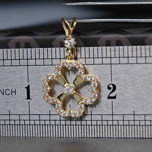 Pendentif en or 14 carats, pendentif fleur, collier de fleurs, pendentif fille, pendentif grand-mère, pendentif meilleure amie, cadeau pour elle, cadeau pour lui, or image 5