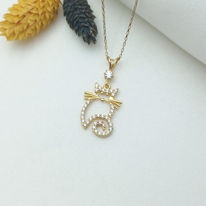 gold cat jewelry, gold cat pendant, elegant cat necklace, cat charm necklace, golden feline pendant, stylish cat jewelry, gift cat necklace