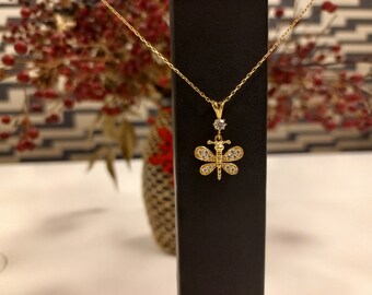 Colgante de oro de 8K, colgante con temática de mariposa, collar de mariposa artesanal, colgante de mariposa, encanto de mariposa delicada, collar de insectos elegante