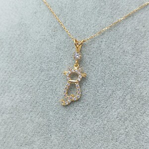 gold cat charm, cat love pendant, cat necklace, golden feline jewelry, playful cat pendant, charming kitty necklace, gold cat jewelry charm