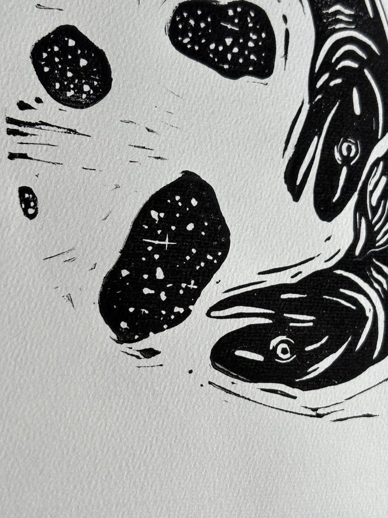 K&ouml;nnte beinhalten: Schwarz-Wei&szlig;-Linolschnitt mit Fischen und abstrakten Formen. Die Fische sind mit detaillierten Linien und Kurven dargestellt, w&auml;hrend die Formen eine gesprenkelte Textur aufweisen. Der Druck befindet sich auf einem wei&szlig;en Hintergrund.