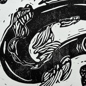 K&ouml;nnte beinhalten: Schwarz-Wei&szlig;-Linolschnitt mit stilisierten Darstellungen von Wasserlebewesen. Das Kunstwerk zeigt eine dynamische Komposition mit kr&auml;ftigen Linien und kontrastierenden Texturen, die ein visuell beeindruckendes Bild erzeugt. Das Design deutet auf ein maritimes Thema hin.