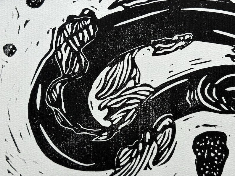 K&ouml;nnte beinhalten: Schwarz-Wei&szlig;-Linolschnitt mit stilisierten Darstellungen von Wasserlebewesen. Das Kunstwerk zeigt eine dynamische Komposition mit kr&auml;ftigen Linien und kontrastierenden Texturen, die ein visuell beeindruckendes Bild erzeugt. Das Design deutet auf ein maritimes Thema hin.