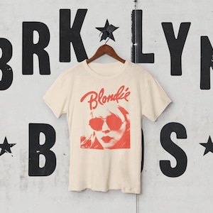 T-shirt Blondie Debbie Harry vintage Vibes. T-shirt classique Debbie Harry de couleur naturelle. Coupe unisexe pour tous les fans de rock 'n' roll.