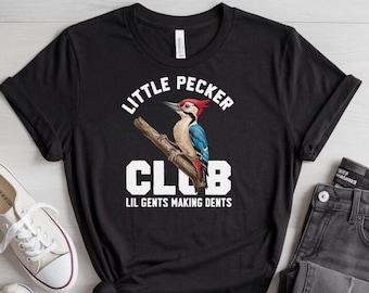 Camiseta divertida de pájaro carpintero del Club de los Pequeños Caballeros Haciendo Abolladuras, PNG, Club de los Pequeños Caballeros, PNG, Diseño divertido de pájaro carpintero para hombre