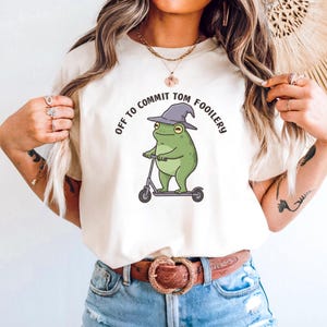 Lustige Frosch-Grafik, die sagt, dass weg, Tom Foolery png-Shirt zu begehen, lustiger Frosch-Zauberer-Roller-T-Shirt Entwurf Lustig
