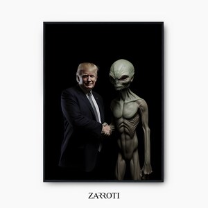 Puede incluir: Una fotografía en blanco y negro de un hombre con traje estrechando la mano a un extraterrestre gris. El fondo es negro. La fotografía está titulada "ZARROTI".