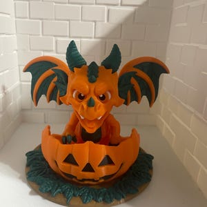 Halloween Pumpkin Dragon Figurine – Cute Fantasy Creature, Jack O Lantern Dragon Collectible, Spooky Fall Decor Gift for Dragon Lovers