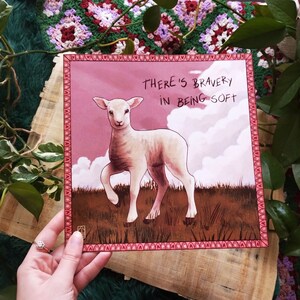 Lindo cordero arte impresión Cottagecore ilustración cartel regalo para amante de los animales chica poder cita cartel rosa arte de la pared para el dormitorio arte acogedor