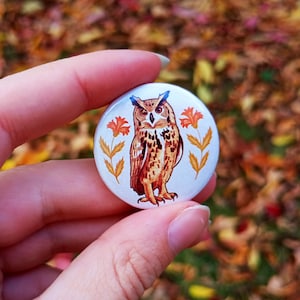Pin de botón de búho dibujado a mano Broche de búho cornudo lindo con adornos de arte popular Pin de pájaro único para amantes de los búhos y fanáticos del arte popular Pin de ornitología