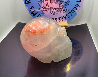 Globo de Neve com Caveira: Decoração Gótica de Resina com Glitter