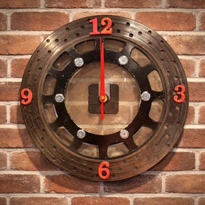 Horloge murale pour disque de frein de moto…. Horloge en résine faite main avec style industriel récupéré