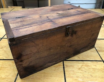T942 A good old antique wooden box to put your stuff in