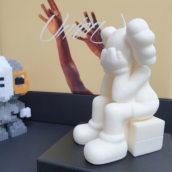 Bougie Kaws Assis - Blanc