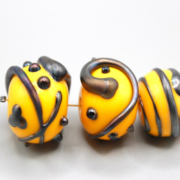 Lot lampwork beads de 4 perles en verre de Murano filé au chalumeau de couleurs jaune en relief noir métallico