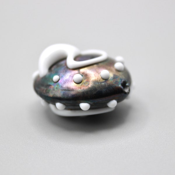 Perle lampwork bead artisanale gravée en verre de Murano filé au chalumeau blanche et noir Métallico